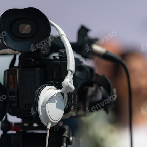 Preview: Ready to Capture: Camera and Headphones Await Green Agenda Press Conference