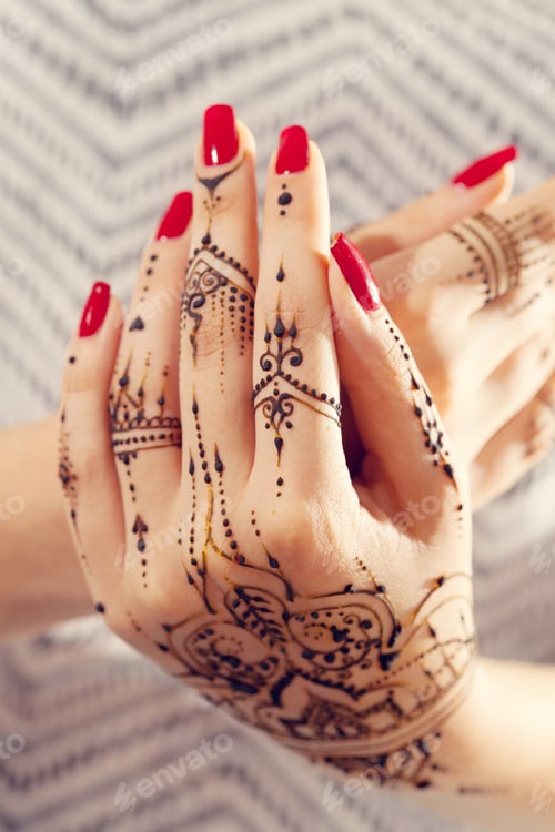 Preview: Red manicured hands with Mehndi