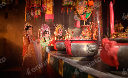 Preview: Male and female Chinese opera actors Light a candle