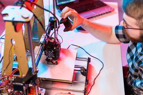 Preview: Man student makes the item on the 3D printer