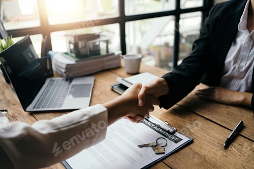 Preview: Agent and customer shake hands when successful trading houses. House and real estate trading ideas.