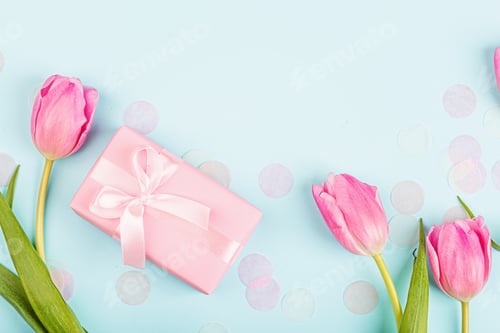 Preview: Gift box, pink tulips flowers on blue background. Present for women’s day, Mother’s Day