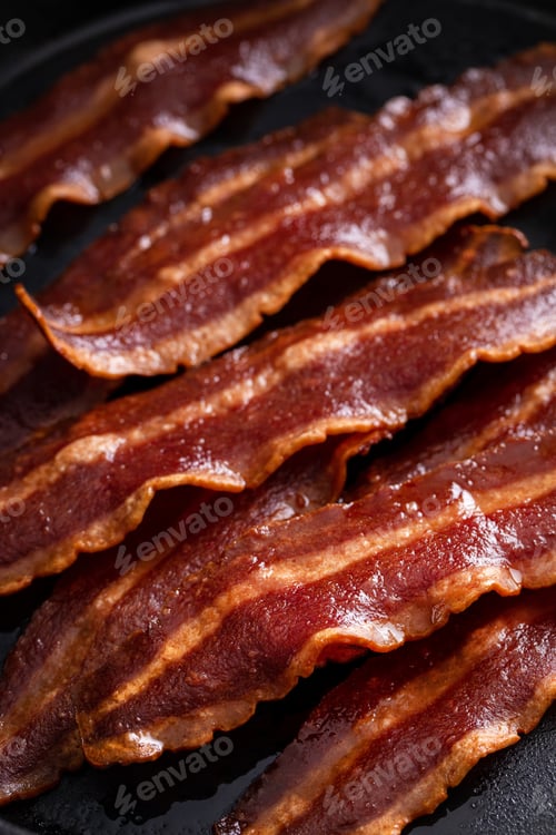 Preview: Turkey bacon cooked in a cast iron pan