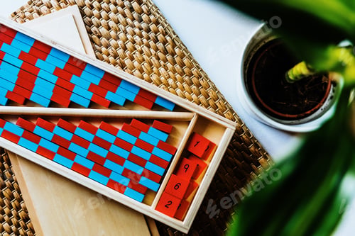 Preview: Planks of red and blue wood montessori to facilitate the child with visual clarity.