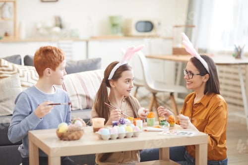 Preview: Mother teaching her children to paint the eggs