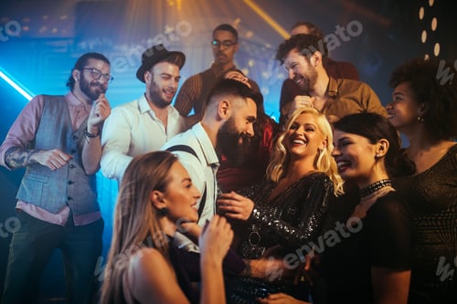 Vista previa: There's no party like a party with your best friends