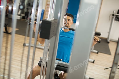 Preview: Young man training in the gym