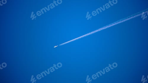 Preview: Flying airplane
