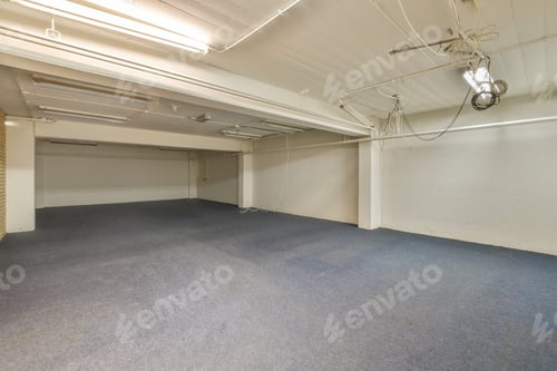 Preview: Spacious empty room