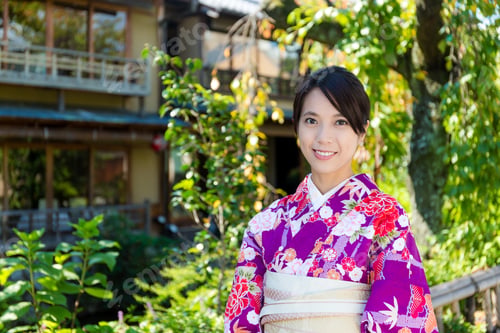 Preview: Asian Woman wearing traditional japanese dress