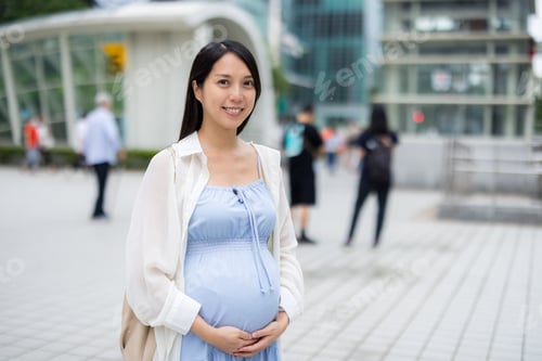 Preview: Pregnant woman enjoying day in Taipei city