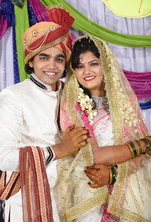 Preview: Traditional Indian bride and groom in marriage ceremony