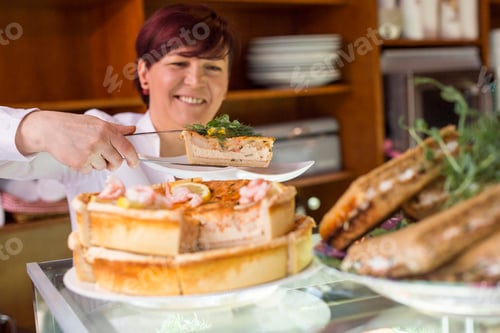 Preview: Sweden, Stockholm, Gamla Stan, Smiling woman serving tart in cafe
