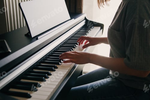 Preview: Girl playing the piano