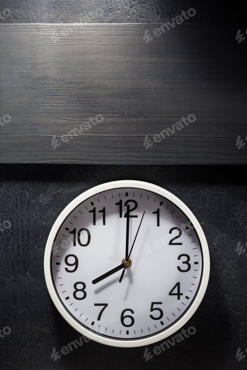Preview: wall clock at black