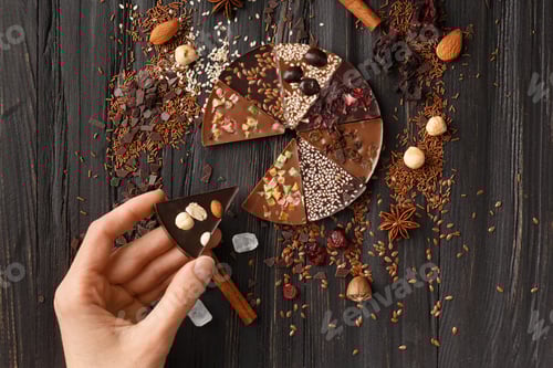 Vorschau: Schokoladenpizza dran? hölzerner Hintergrund