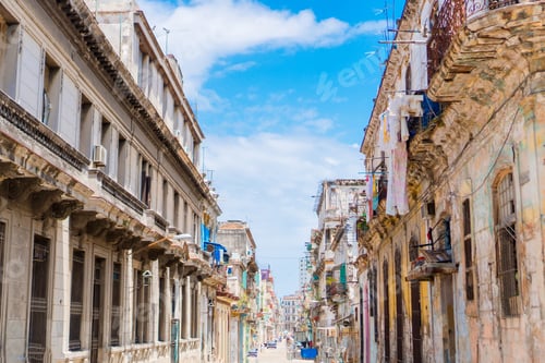 Preview: Authentic view of a street of Old Havana with old buildings and cars
