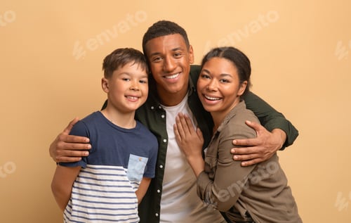 Visualização: Família de três pessoas compartilhando amor e alegria em um ambiente aconchegante e em tons claros