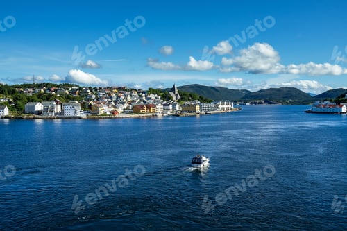 Preview: Sea surrounding Kristiansund covered in greenery and buildings under the sunlight in Norway