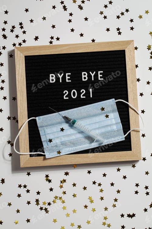 Visualização: quadro de cartas preto com texto BYE BYE 2021 com pequenas estrelas, seringa e máscara em fundo branco. Ha