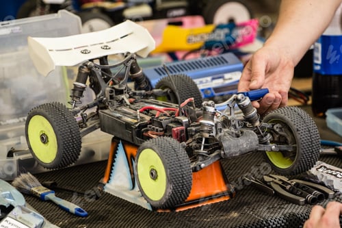 Preview: Maintenance of radio-controlled model of the car in a break betw