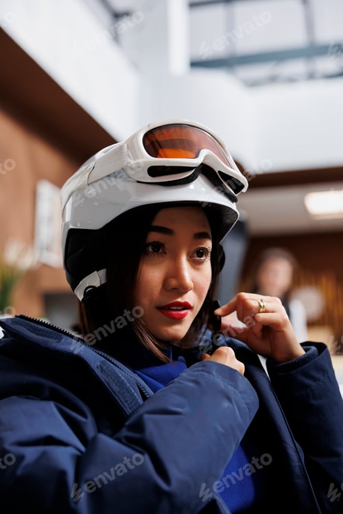 Preview: Snow headgear adjustment in lounge area