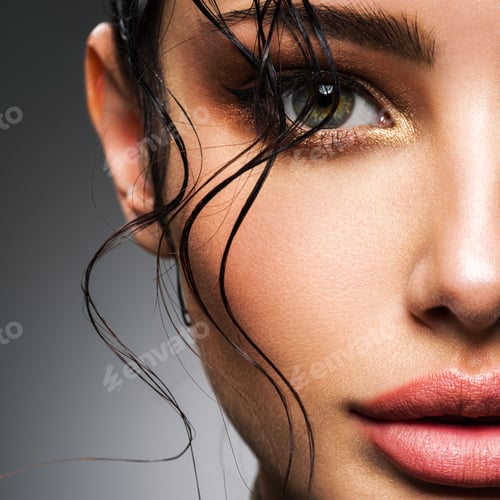 Vista previa: Closeup portrait of a beautiful young woman with fashion makeup. Smokey eye make-up.