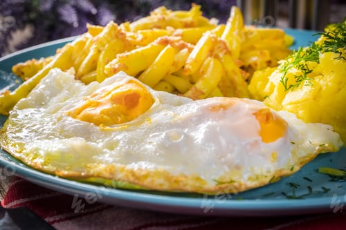 Preview: Fried egg served with boiled potatoes and yellow beans.
