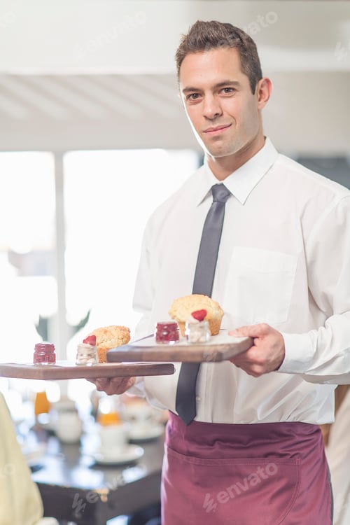Preview: Waiter in restaurant