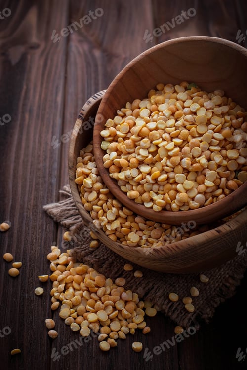 Preview: Yellow dry peas in wooden bowl