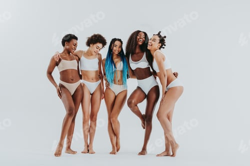 Preview: Beautiful black women posing in studio