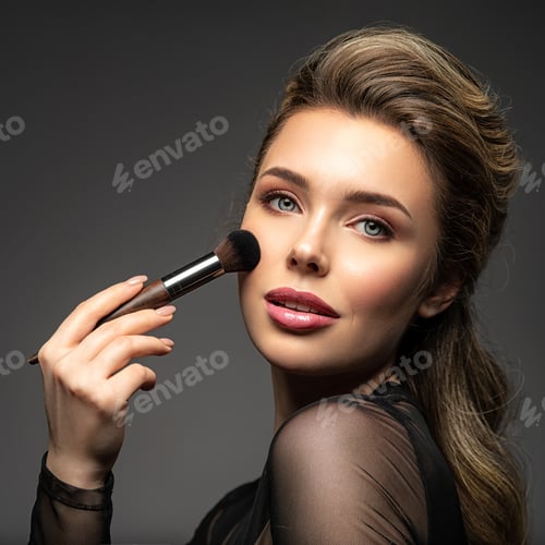 Preview: Portrait of a girl with cosmetic brush in hand.