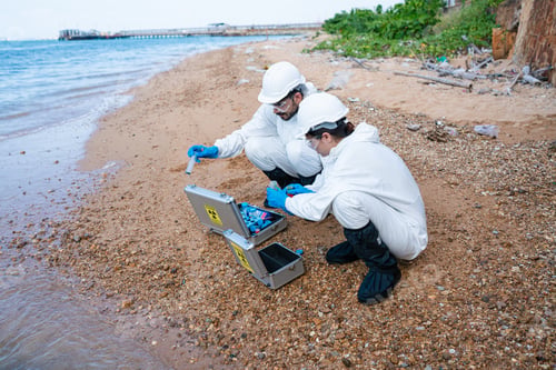 Preview: Scientists Experts analyze the water in a contaminated environment.
