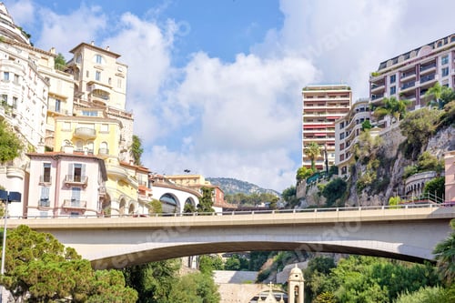 Vorschau: Tageslicht, sonniger Blick auf die Stadtbrücke, Gebäude und Berge von Monaco in Frankreich