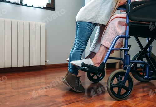 Vorschau: Enkelin besucht ihre Großmutter im Rollstuhl