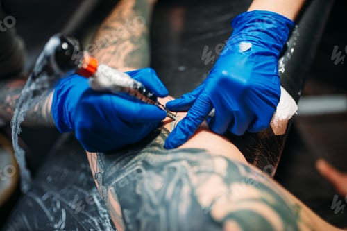 Vista previa: Tatuador hace tatuajes a máquina en el hombro masculino