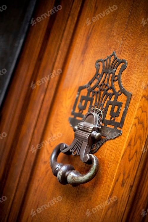 Preview: Knocker