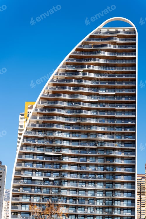 Preview: Modern sail-shaped building standing tall in cityscape on sunny day