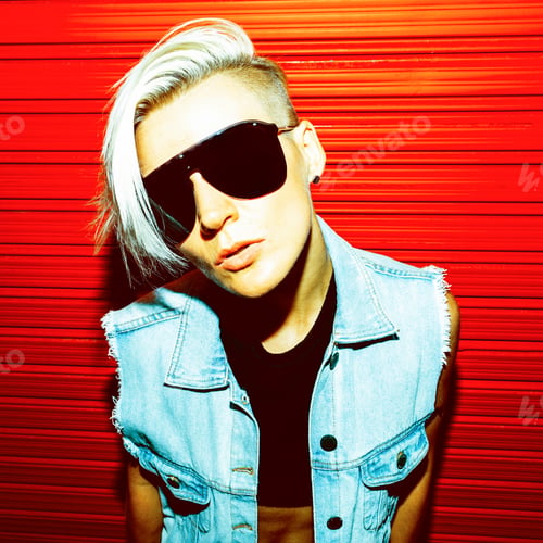 Preview: Blonde with short hair in stylish clothes and sunglasses on a re