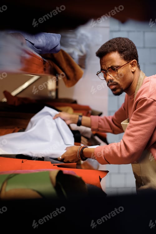 Preview: Concentrating on Crafting Leather Goods in Workshop
