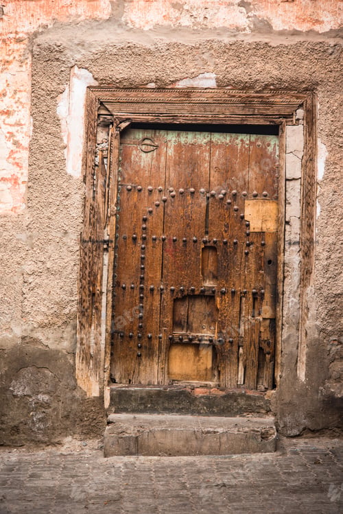 Preview: Rustic wooden house doors in Marrakesh,Morocco