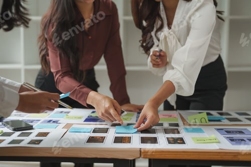 Visualização: Web designers analisando a interface de aplicativos móveis com notas adesivas