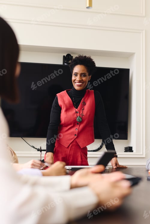 Preview: Portrait of mature black businesswoman in meeting with confident and cheerful expression