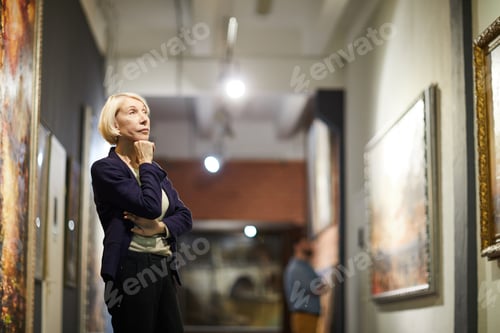 Preview: Pensive Woman in Museum