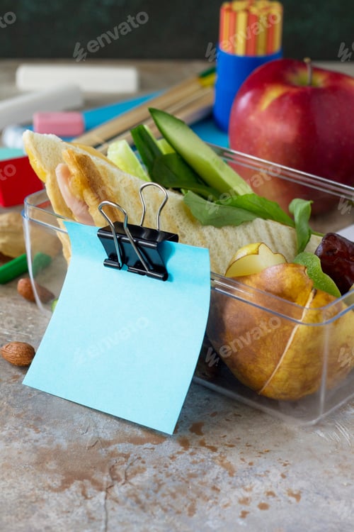 Visualização: Histórico de volta às aulas com material escolar, adesivo, lancheira e maçã.