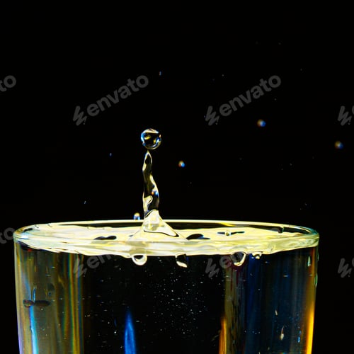Preview: macro Beautiful drops in flight, colored drops
