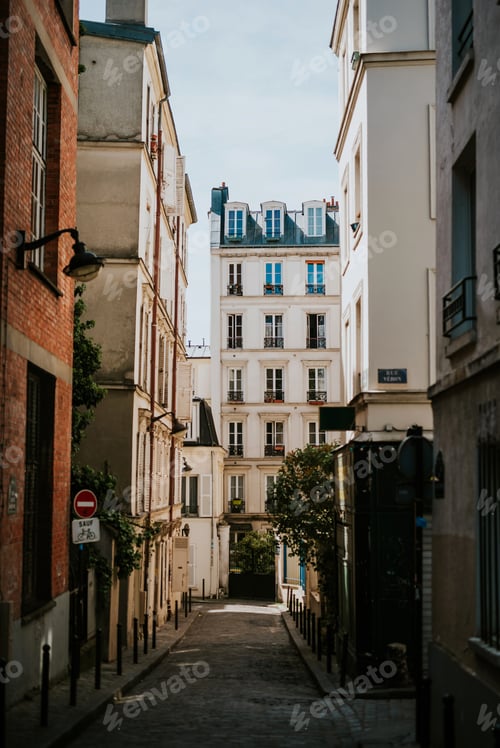 Preview: Small street in Paris