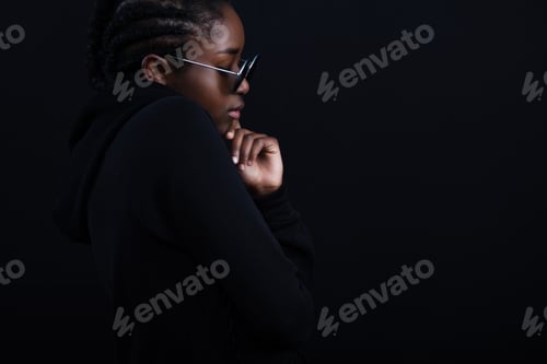 Preview: Posing african woman sitting with dark skin wearing round sunglasses