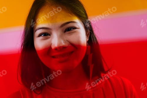 Vista previa: Joven elegante riendo con coloridos accesorios de moda