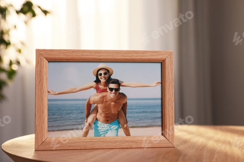 Preview: Framed photo of happy couple on wooden table in room